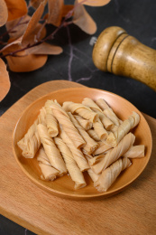 桌面上的盘子里的美味可口的泡发开的豆筋丁