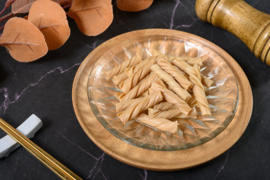 桌面上的盘子里的美味可口的泡发开的豆筋丁