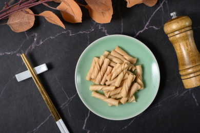 桌面上的盘子里的美味可口的泡发开的豆筋丁