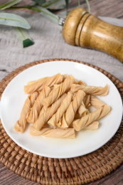 桌面上的盘子里的美味可口的泡发开的豆筋丁