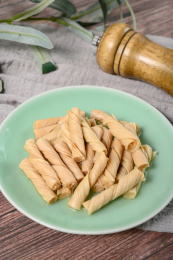 桌面上的盘子里的美味可口的泡发开的豆筋丁