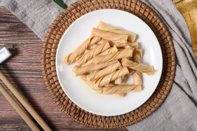 桌面上的盘子里的美味可口的泡发开的豆筋丁