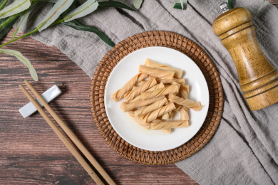 桌面上的盘子里的美味可口的泡发开的豆筋丁