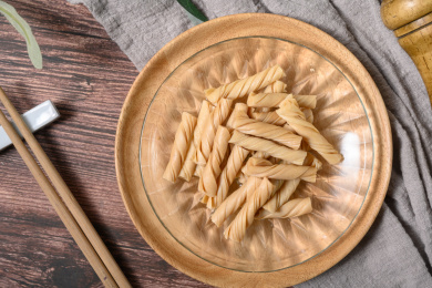 桌面上的盘子里的美味可口的泡发开的豆筋丁