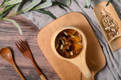 桌面上杯子里的甘甜可口的溪黄草茶