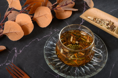 桌面上杯子里的甘甜可口的溪黄草茶