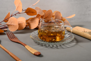 桌面上杯子里的甘甜可口的溪黄草茶
