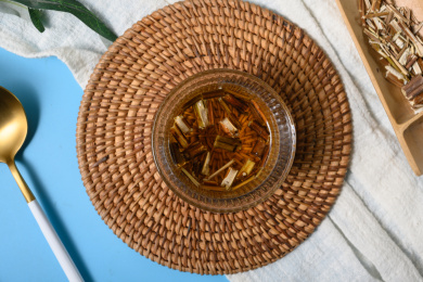 桌面上杯子里的甘甜可口的溪黄草茶