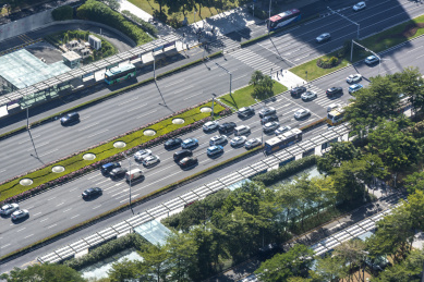 车流马龙的十字路口