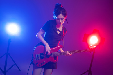 漂亮的女吉他手在表演