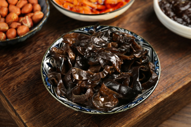 木底上的一盘木耳