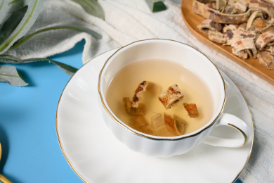 桌面上的杯子里的美味可口的桑白皮茶