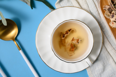 桌面上的杯子里的美味可口的桑白皮茶