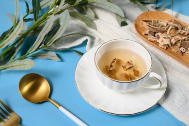 桌面上的杯子里的美味可口的桑白皮茶