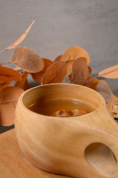 桌面上的杯子里的美味可口的桑白皮茶