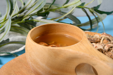 桌面上的杯子里的美味可口的桑白皮茶