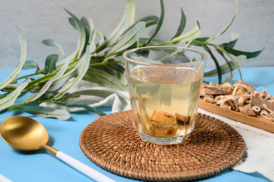 桌面上的杯子里的美味可口的桑白皮茶