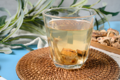 桌面上的杯子里的美味可口的桑白皮茶