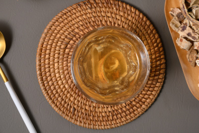 桌面上的杯子里的美味可口的桑白皮茶