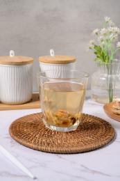 桌面上的杯子里的美味可口的桑白皮茶