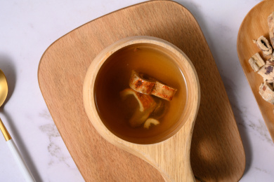 桌面上的杯子里的美味可口的桑白皮茶