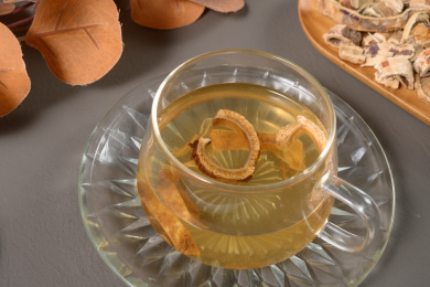 桌面上的杯子里的美味可口的桑白皮茶