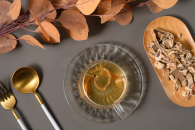 桌面上的杯子里的美味可口的桑白皮茶