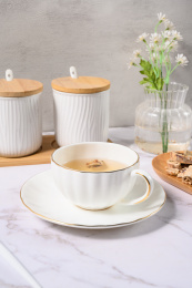 桌面上的杯子里的美味可口的桑白皮茶