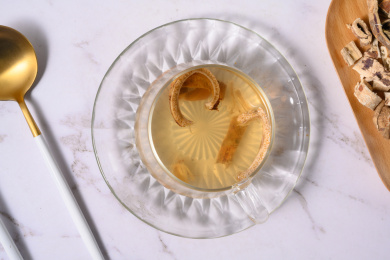 桌面上的杯子里的美味可口的桑白皮茶