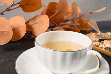 桌面上的杯子里的美味可口的桑白皮茶