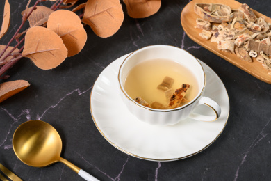 桌面上的杯子里的美味可口的桑白皮茶