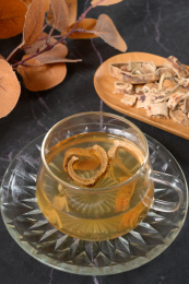 桌面上的杯子里的美味可口的桑白皮茶