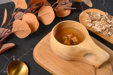 桌面上的杯子里的美味可口的桑白皮茶