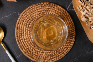 桌面上的杯子里的美味可口的桑白皮茶