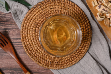 桌面上的杯子里的美味可口的桑白皮茶