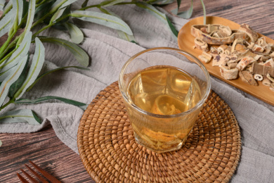 桌面上的杯子里的美味可口的桑白皮茶