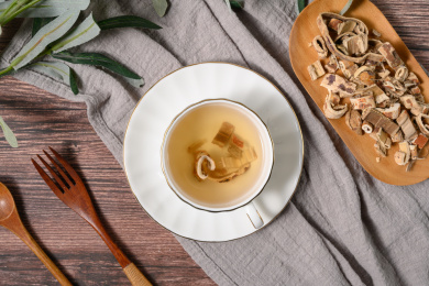 桌面上的杯子里的美味可口的桑白皮茶