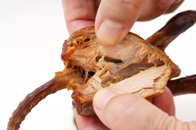 单色背景下的新鲜卤鹌鹑