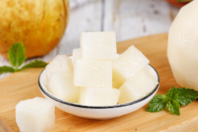 木底上放着一盘水晶梨果肉