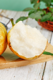 木底上放着水晶梨