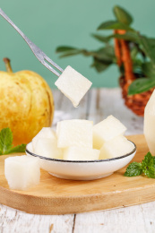 叉子上叉着水晶梨果肉