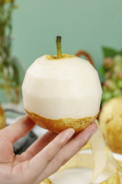 手上拿着连州水晶梨