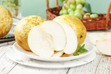 浅底上放着一盘连州水晶梨