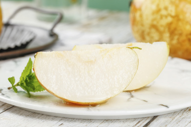 浅底上放着一盘连州水晶梨