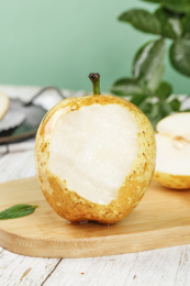 木底上放着水晶梨