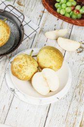 浅底上放着一盘连州水晶梨