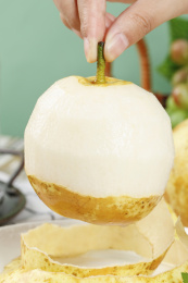 手上拿着连州水晶梨