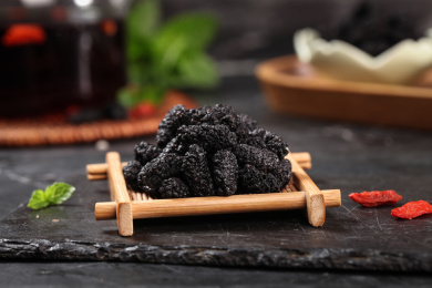 木垫上放着桑葚干