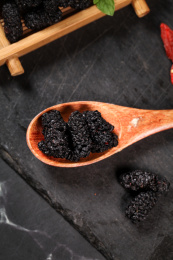 勺子里舀着桑葚