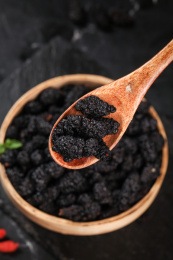 勺子上舀着桑葚干